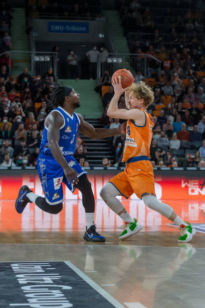 两人在多个 两人在多个